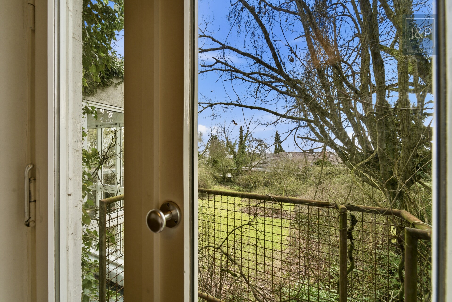 Einzigartige Architekten-Villa mit Panorama & Potenzial – Traumlage in Hofheim am Taunus - Ausblick Schlafzimmer 5