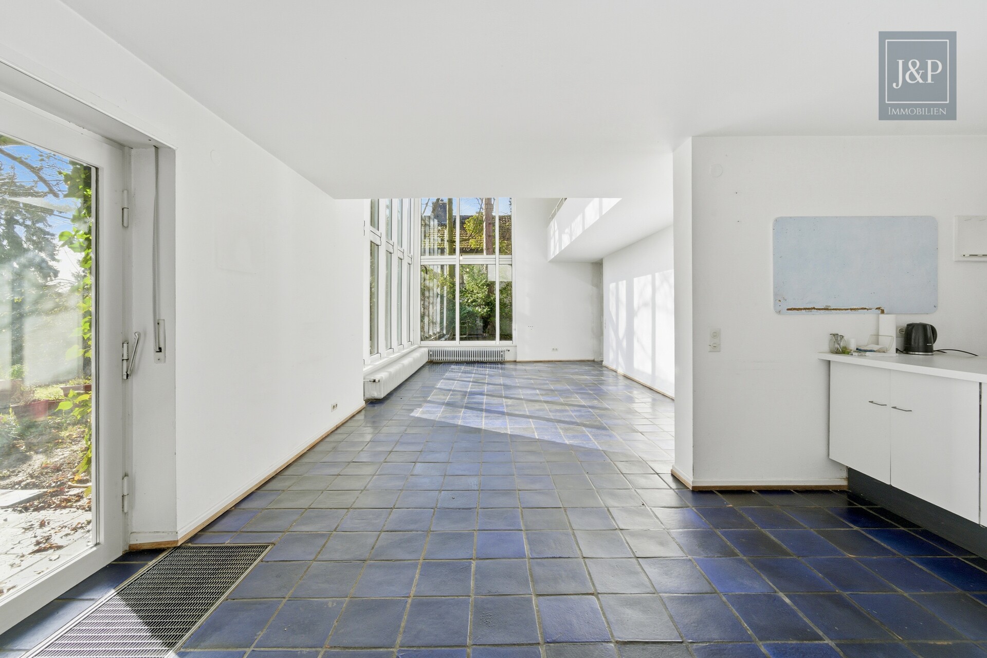 Einzigartige Architekten-Villa mit Panorama & Potenzial – Traumlage in Hofheim am Taunus - Blick ins Wohnzimmer