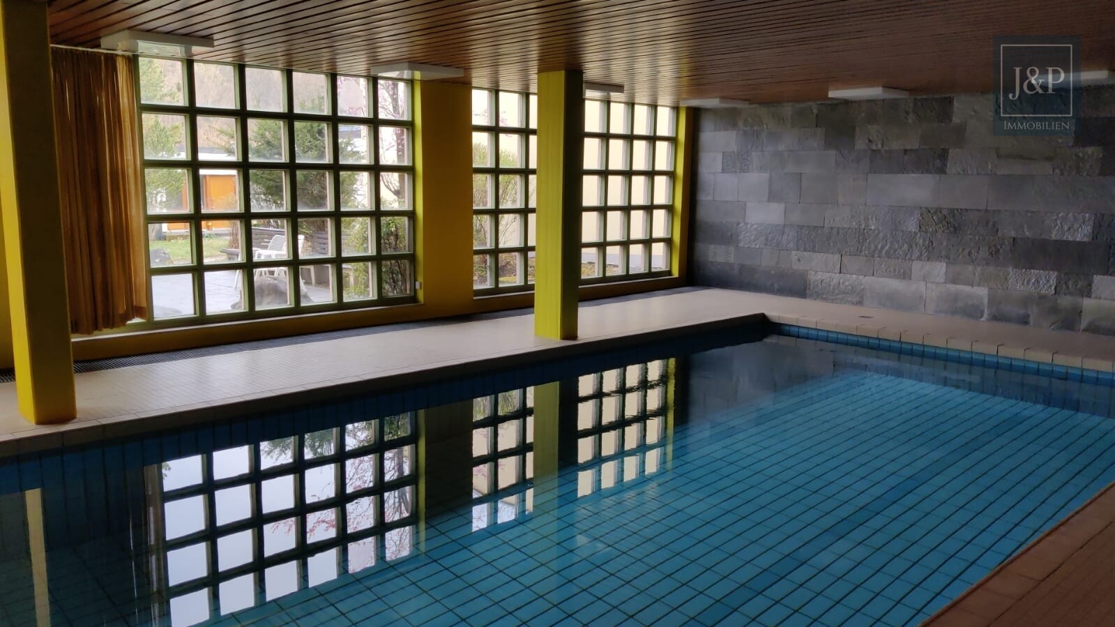 Charmante 1,5-Zimmer-Wohnung mit Balkon und Wellnessbereich - Schwimmbad