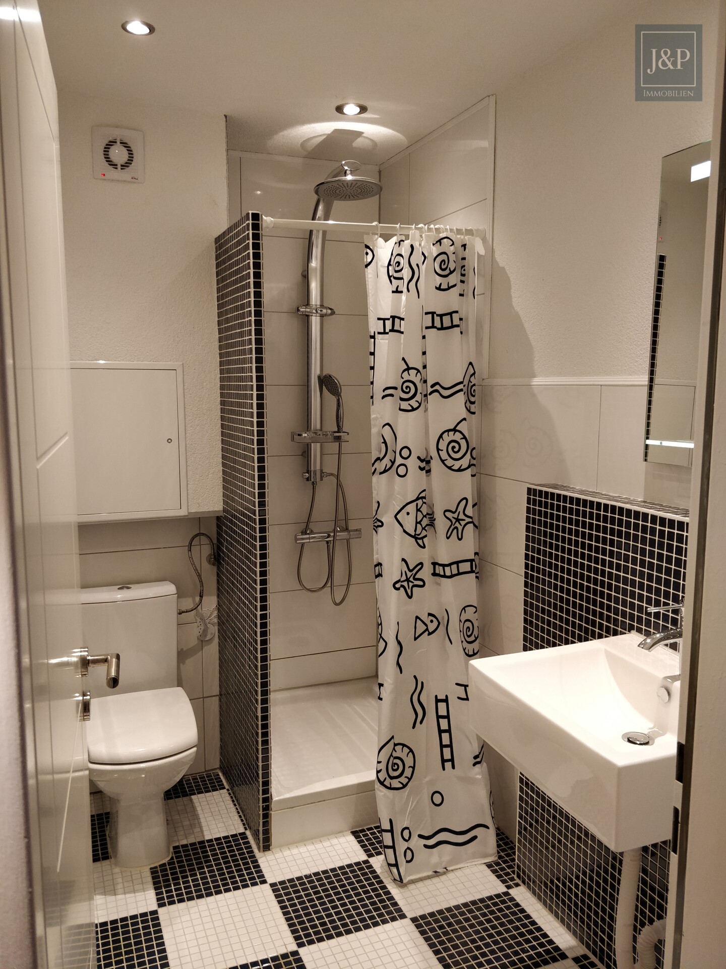 Charmante 1,5-Zimmer-Wohnung mit Balkon und Wellnessbereich - Bad