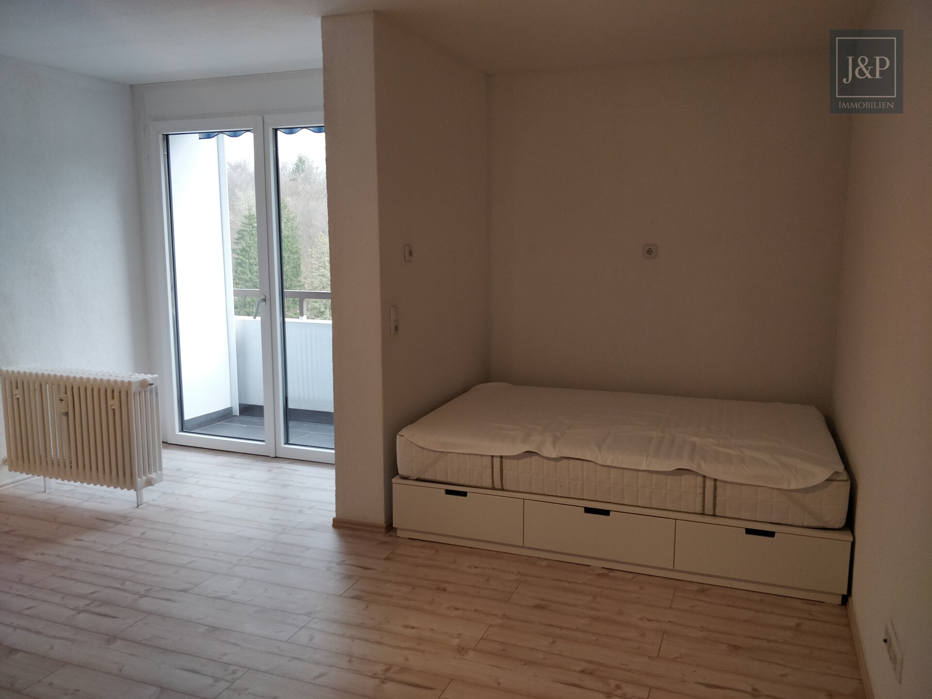 Charmante 1,5-Zimmer-Wohnung mit Balkon und Wellnessbereich - Wohn-und Essbereich