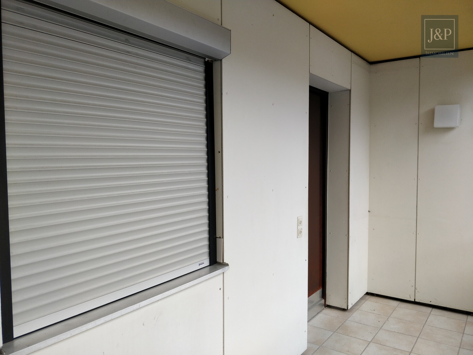 Charmante 1,5-Zimmer-Wohnung mit Balkon und Wellnessbereich - Wohnungseingang