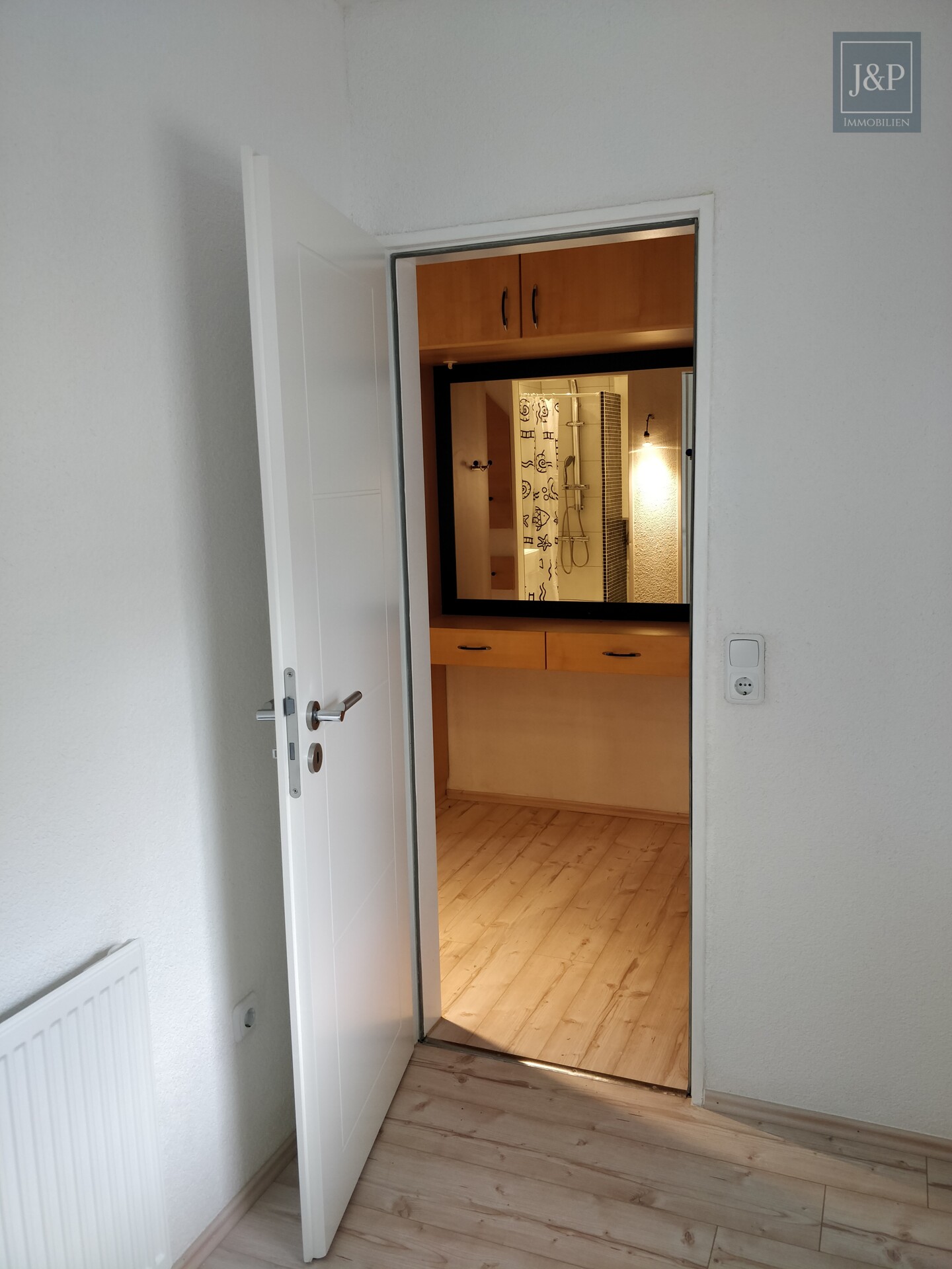 Charmante 1,5-Zimmer-Wohnung mit Balkon und Wellnessbereich - Ankleide/Büro/Stauraum