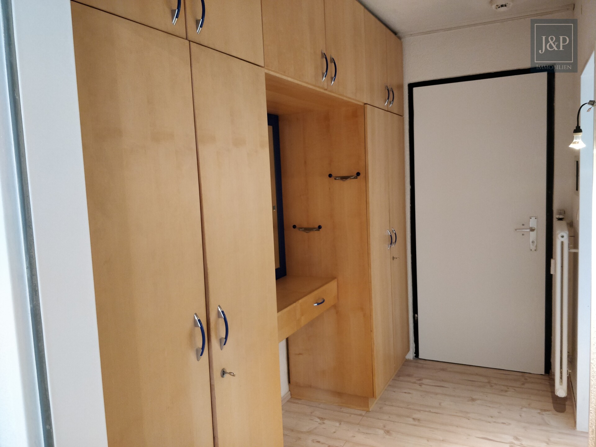 Charmante 1,5-Zimmer-Wohnung mit Balkon und Wellnessbereich - Eingangsbereich