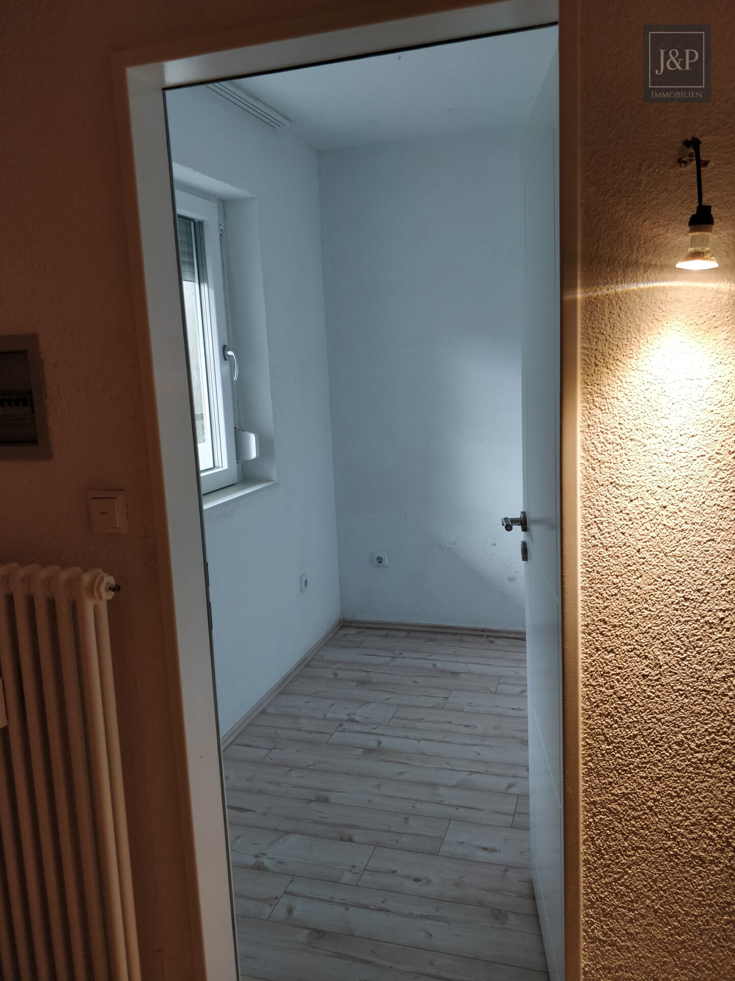 Charmante 1,5-Zimmer-Wohnung mit Balkon und Wellnessbereich - Ankleide/Büro/Stauraum