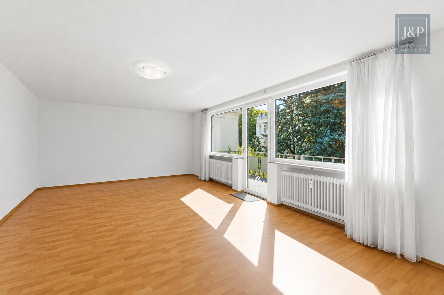 Komfortabel am Kurpark wohnen: Barrierefreier Zugang, großer Balkon & Tiefgaragenstellplatz - Wohnzimmer