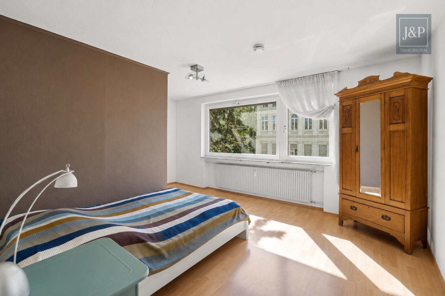 Komfortabel am Kurpark wohnen: Barrierefreier Zugang, großer Balkon & Tiefgaragenstellplatz - Schlafzimmer
