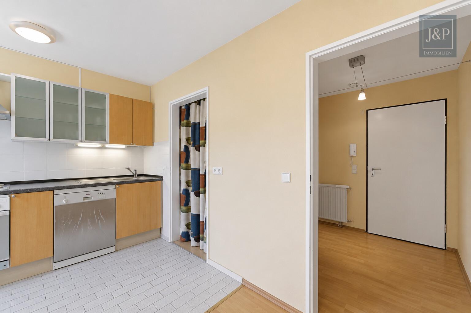 Komfortabel am Kurpark wohnen: Barrierefreier Zugang, großer Balkon & Tiefgaragenstellplatz - Küche und Abstellkammer
