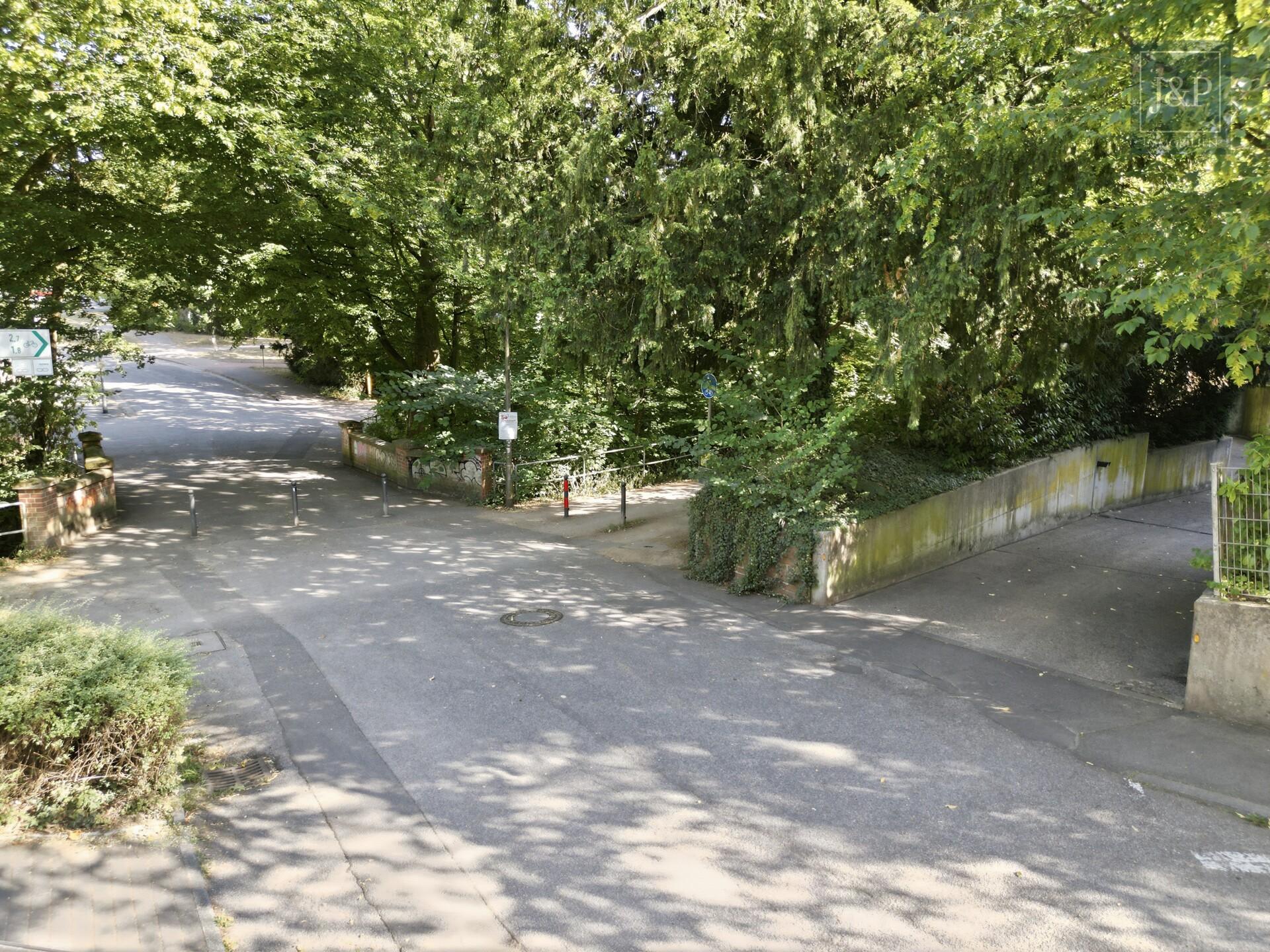 Komfortabel am Kurpark wohnen: Barrierefreier Zugang, großer Balkon & Tiefgaragenstellplatz - Ausfahrt Tiefgarage - direkt am Kurpark