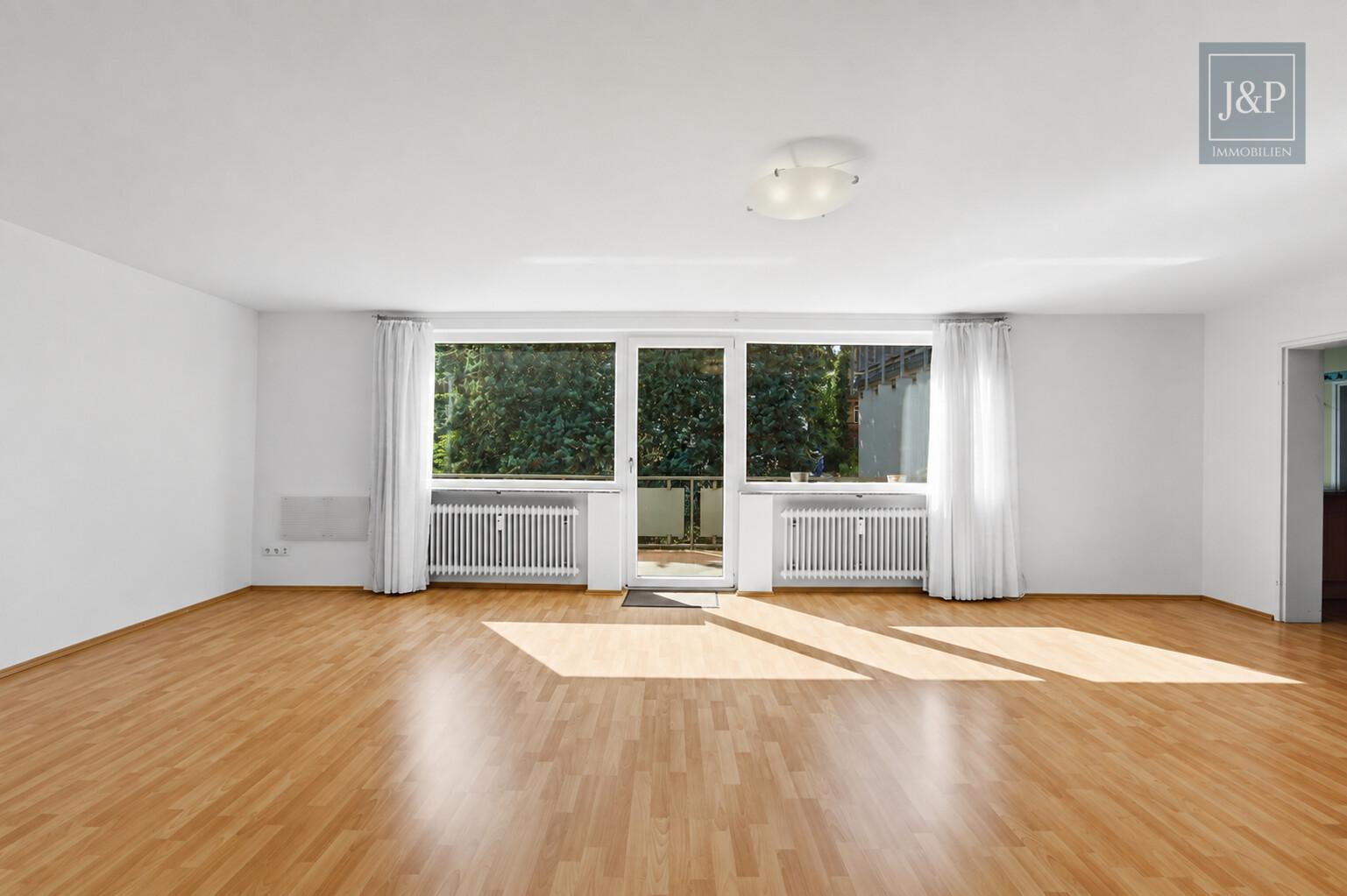 Komfortabel am Kurpark wohnen: Barrierefreier Zugang, großer Balkon & Tiefgaragenstellplatz - Wohnzimmer