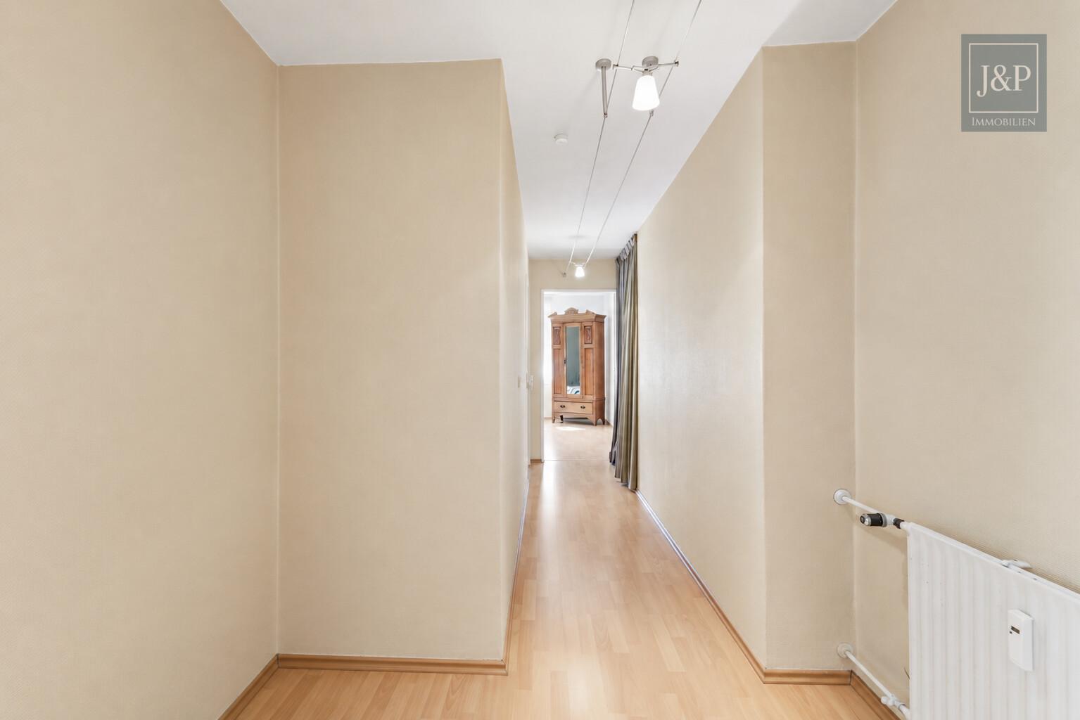 Komfortabel am Kurpark wohnen: Barrierefreier Zugang, großer Balkon & Tiefgaragenstellplatz - Diele / Flur