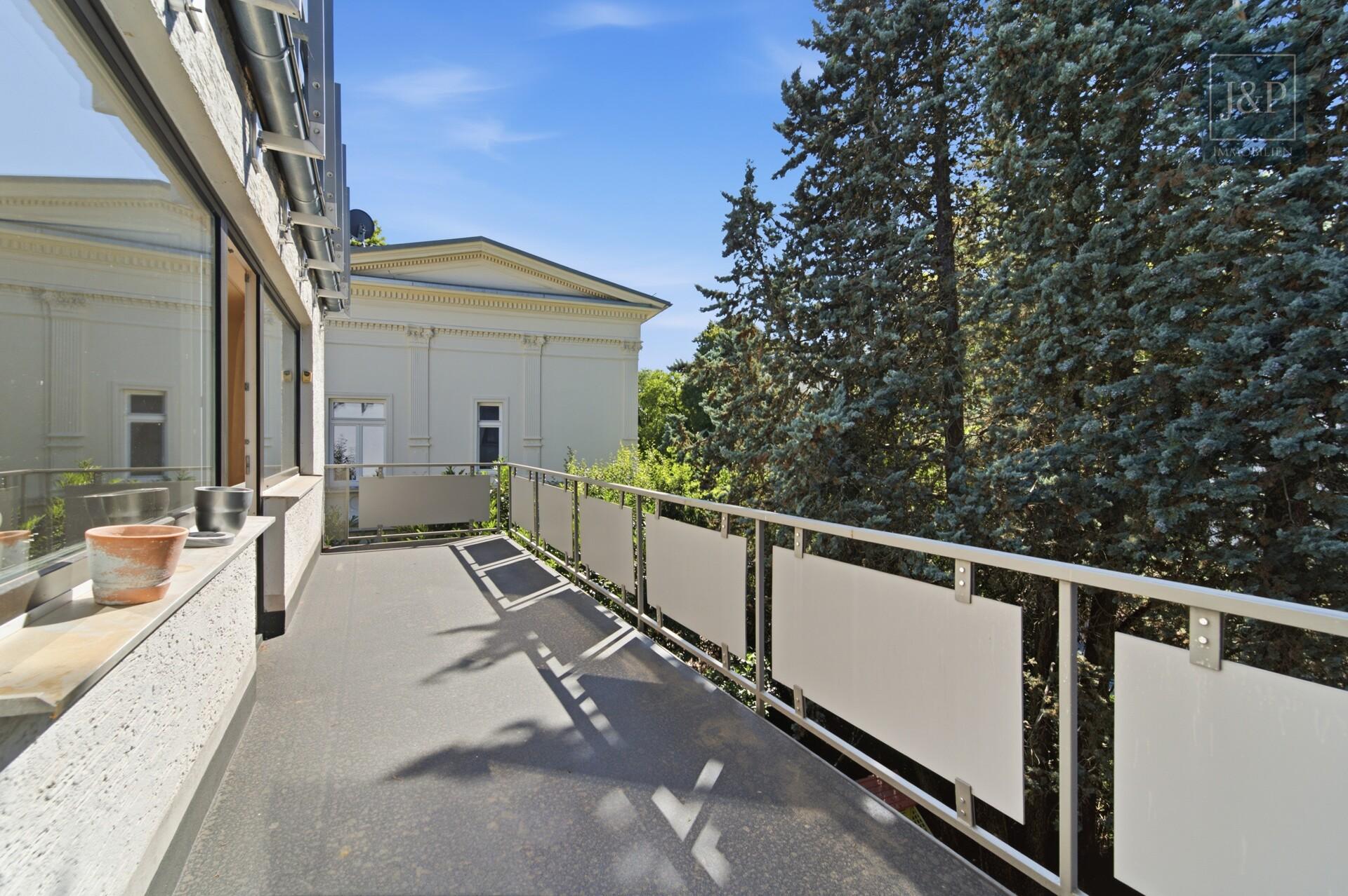 Komfortabel am Kurpark wohnen: Barrierefreier Zugang, großer Balkon & Tiefgaragenstellplatz - Balkon