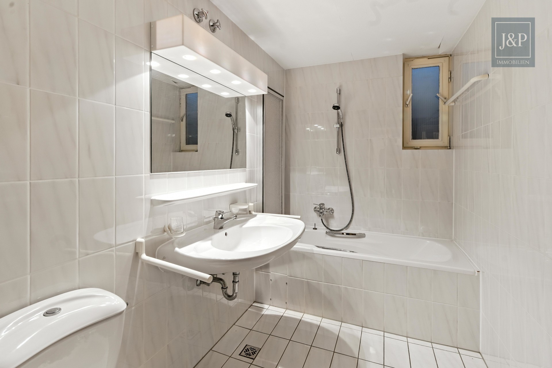 Bestlage von Goldbach! – Familienidylle trifft auf architektonischen Charme - UG Bad