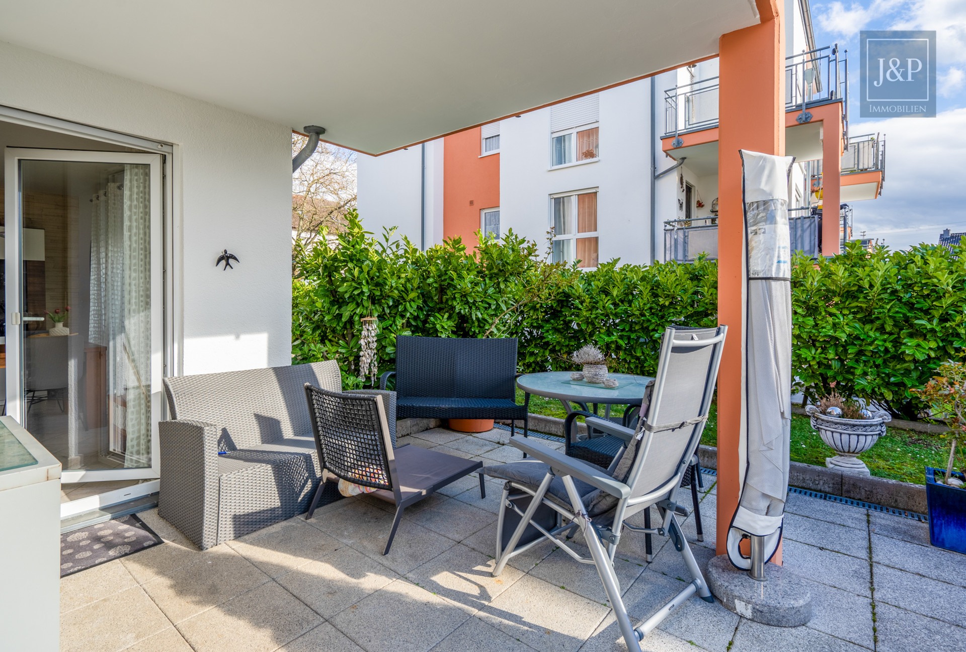 Energieeffizienz, TG-Stellplatz und eigener Garten: Stilvolle Wohnung mit viel Wohnkomfort! - Terrasse
