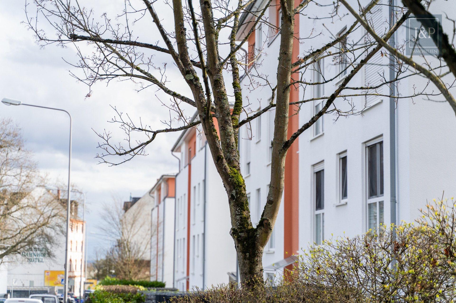 Energieeffizienz, TG-Stellplatz und eigener Garten: Stilvolle Wohnung mit viel Wohnkomfort! - Hausansicht