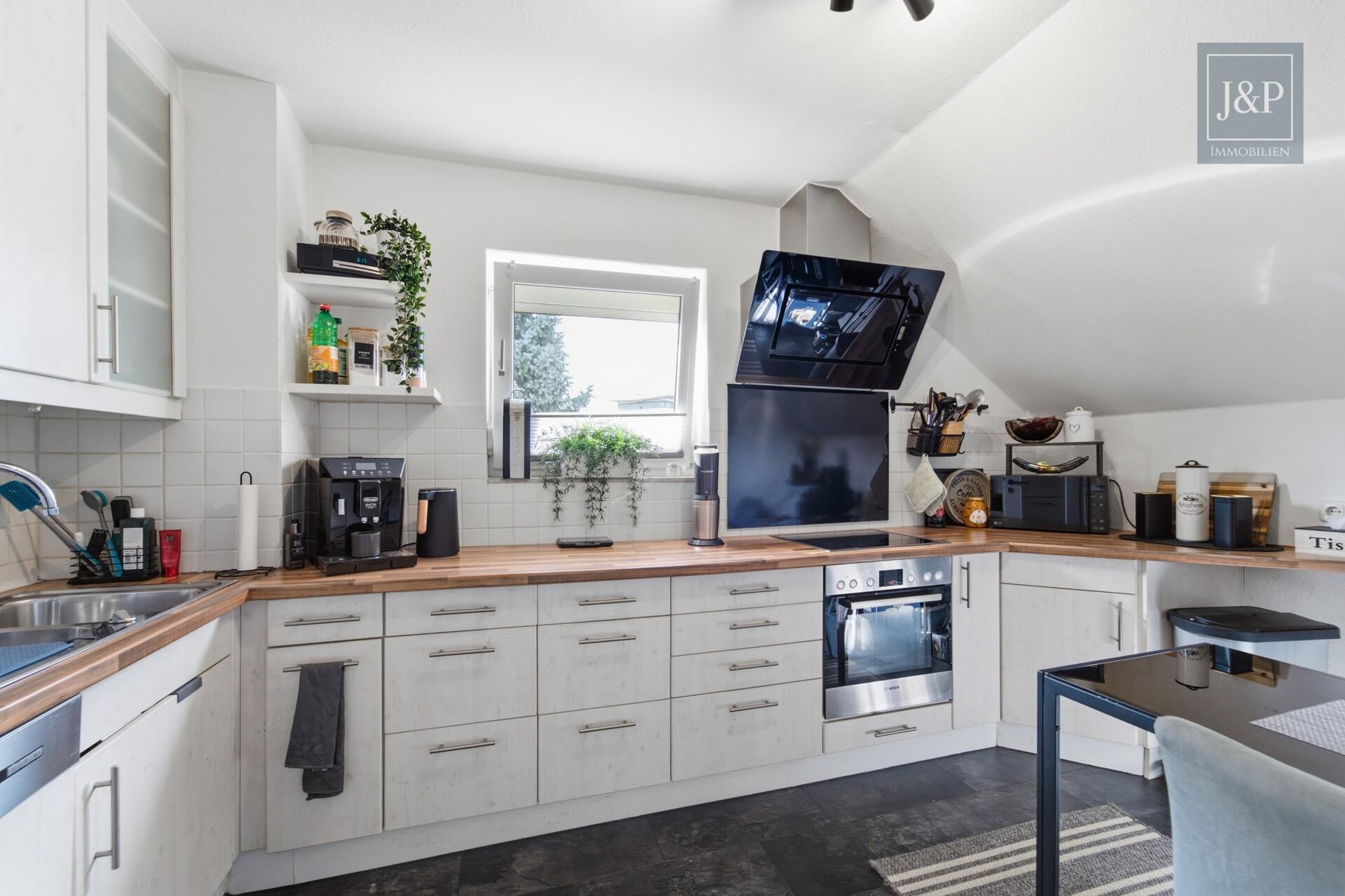 Traumhafte Dachgeschosswohnung – Großzügig, hell & modernisiert in Neu-Anspach - Küche