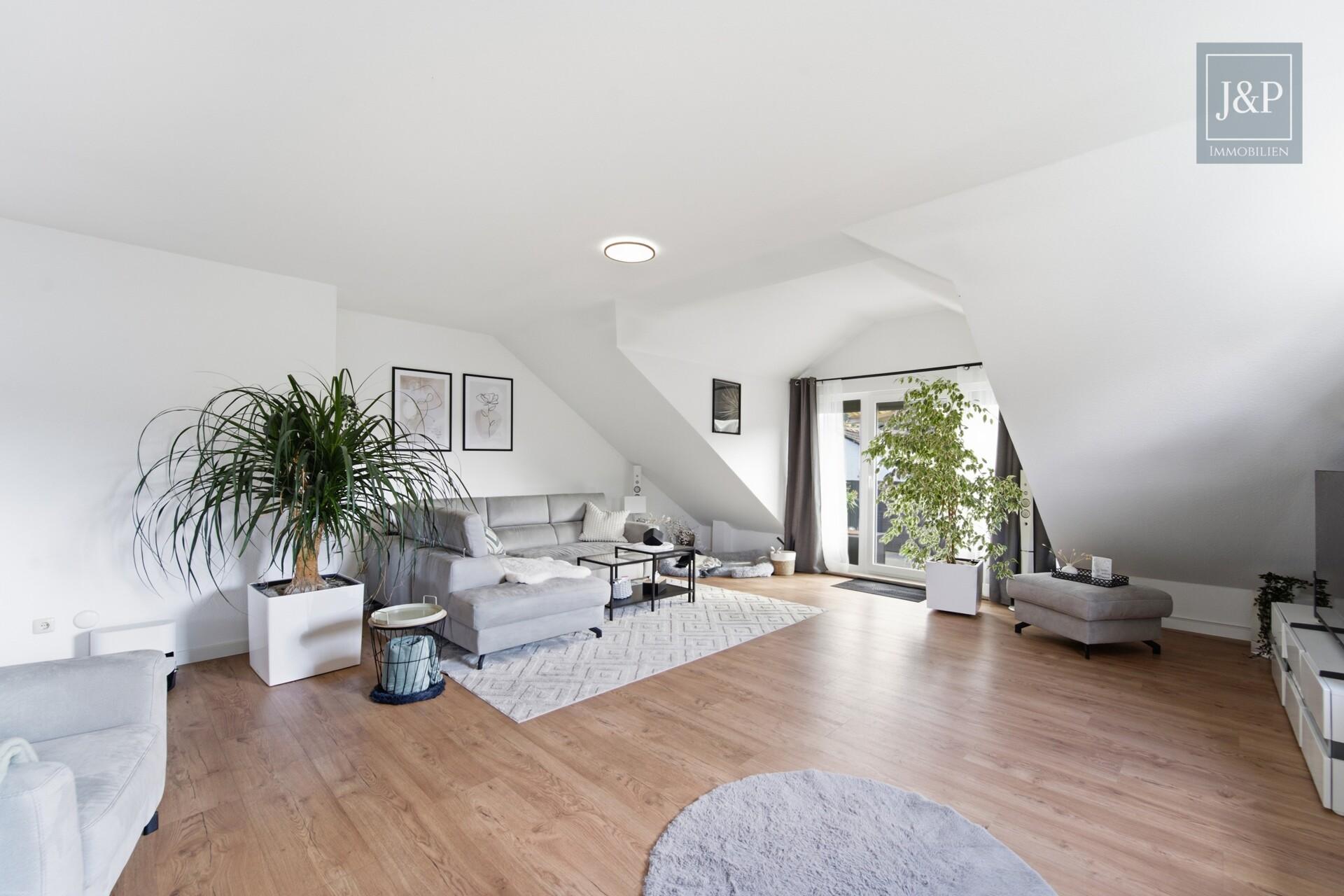 Traumhafte Dachgeschosswohnung – Großzügig, hell & modernisiert in Neu-Anspach - Wohnzimmer