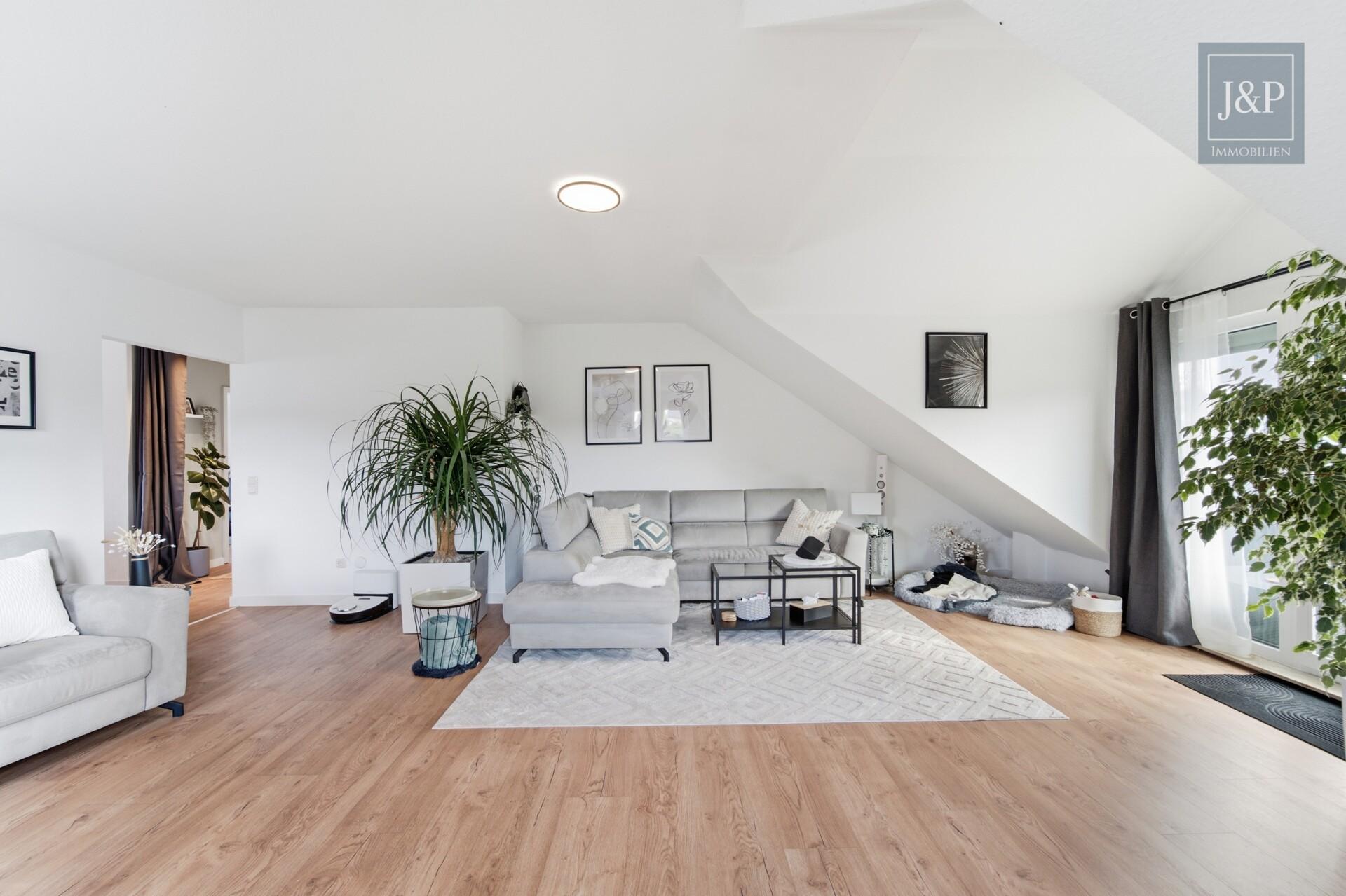 Traumhafte Dachgeschosswohnung – Großzügig, hell & modernisiert in Neu-Anspach - Wohnzimmer
