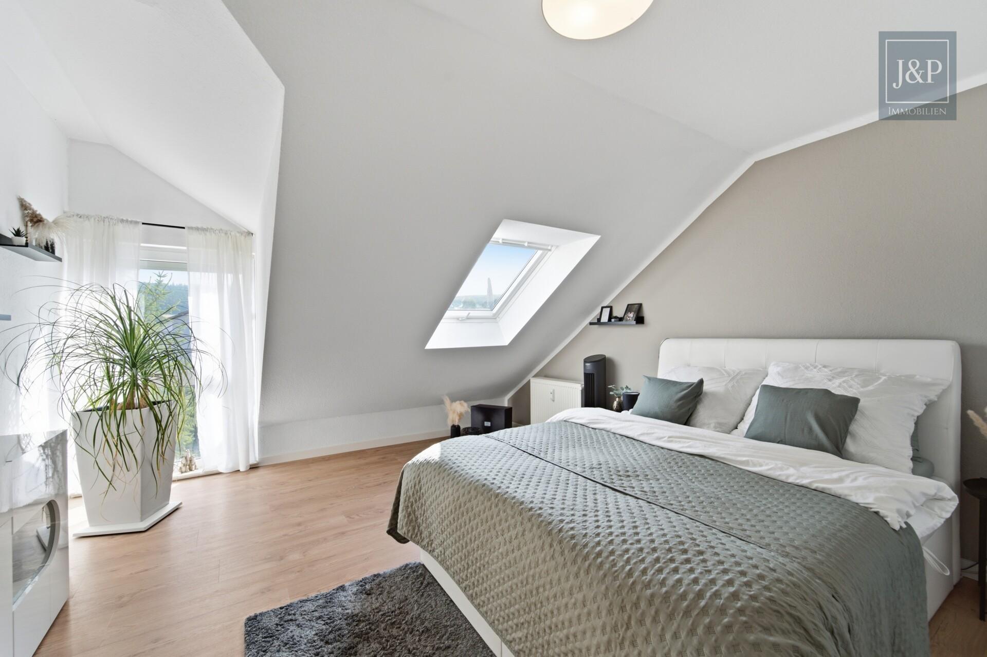 Traumhafte Dachgeschosswohnung – Großzügig, hell & modernisiert in Neu-Anspach - Schlafzimmer 1