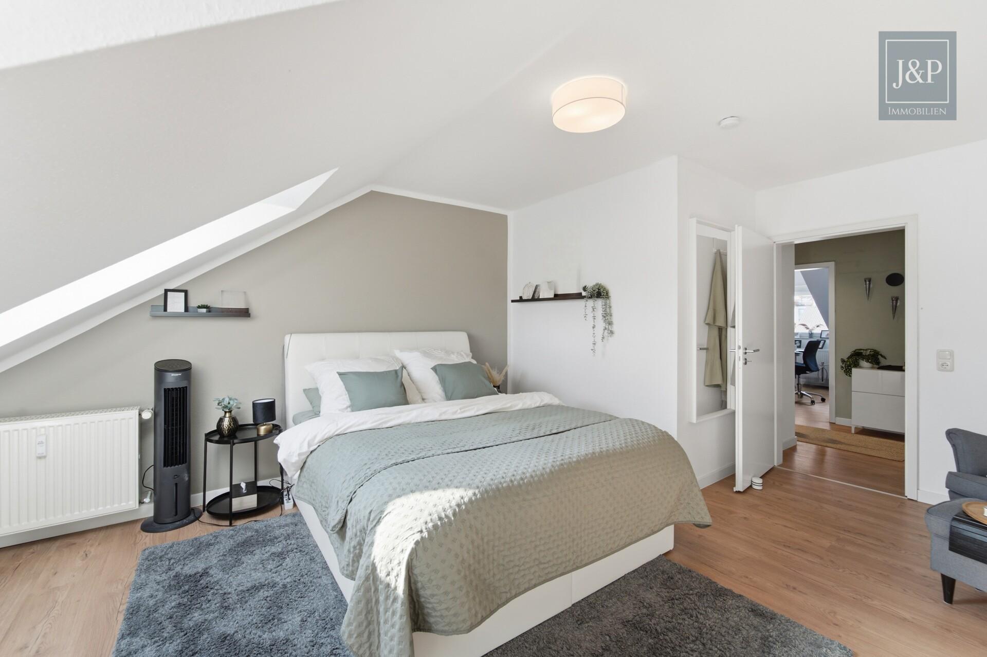 Traumhafte Dachgeschosswohnung – Großzügig, hell & modernisiert in Neu-Anspach - Schlafzimmer 1