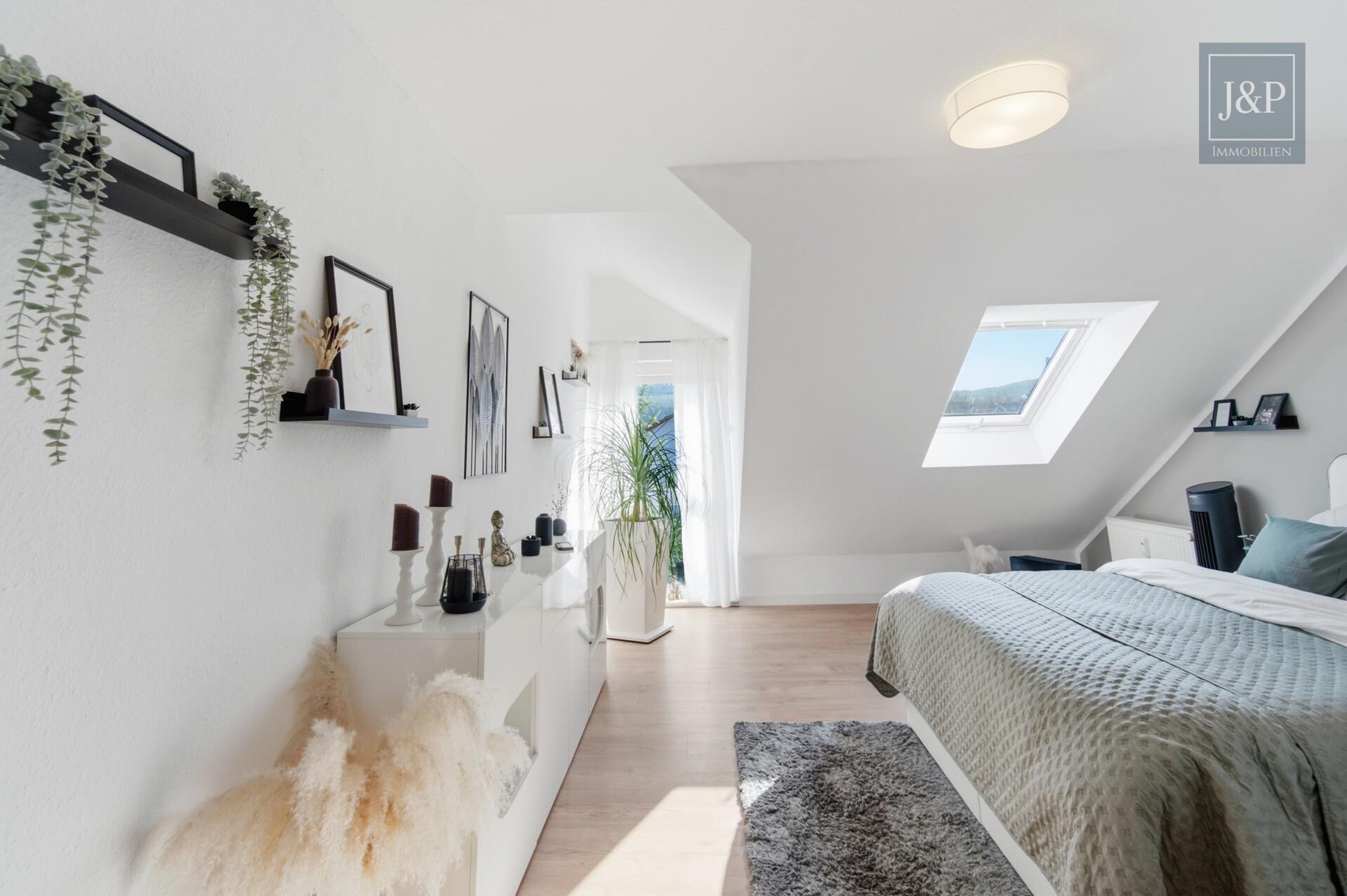 Traumhafte Dachgeschosswohnung – Großzügig, hell & modernisiert in Neu-Anspach - Schlafzimmer 1