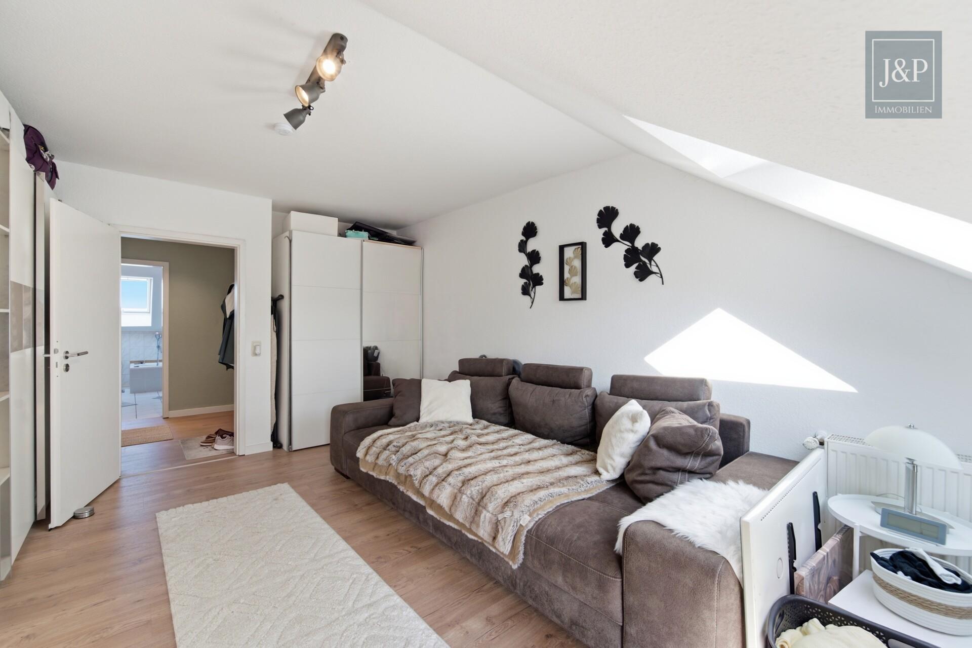 Traumhafte Dachgeschosswohnung – Großzügig, hell & modernisiert in Neu-Anspach - Schlafzimmer 3