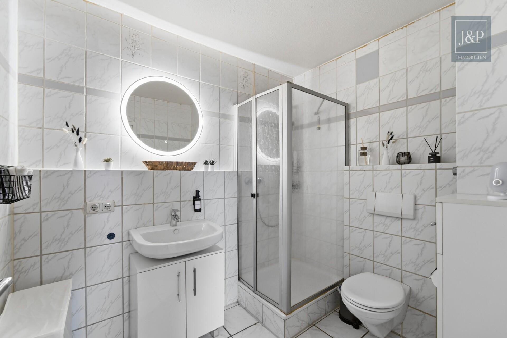 Traumhafte Dachgeschosswohnung – Großzügig, hell & modernisiert in Neu-Anspach - Badezimmer 2
