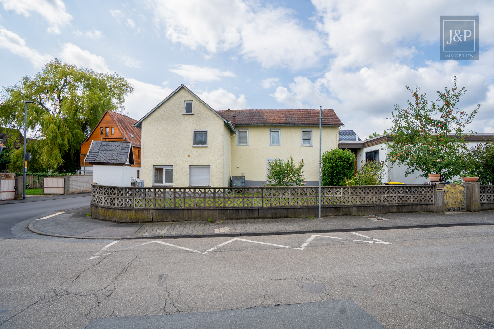 Vielseitiges Wohn- und Geschäftshaus in zentraler Lage von Oberursel! - Außenansicht