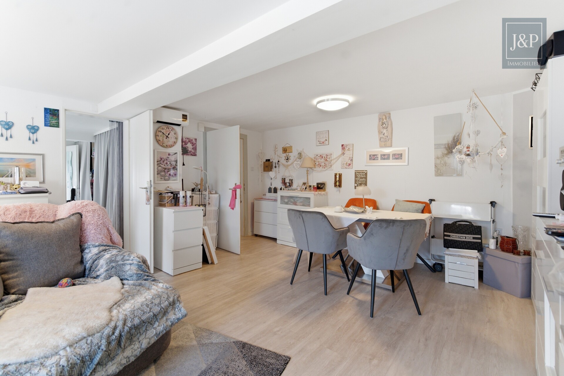 Vielseitiges Wohn- und Geschäftshaus in zentraler Lage von Oberursel! - 2-Zimmer-Wohnung Wohnzimmer