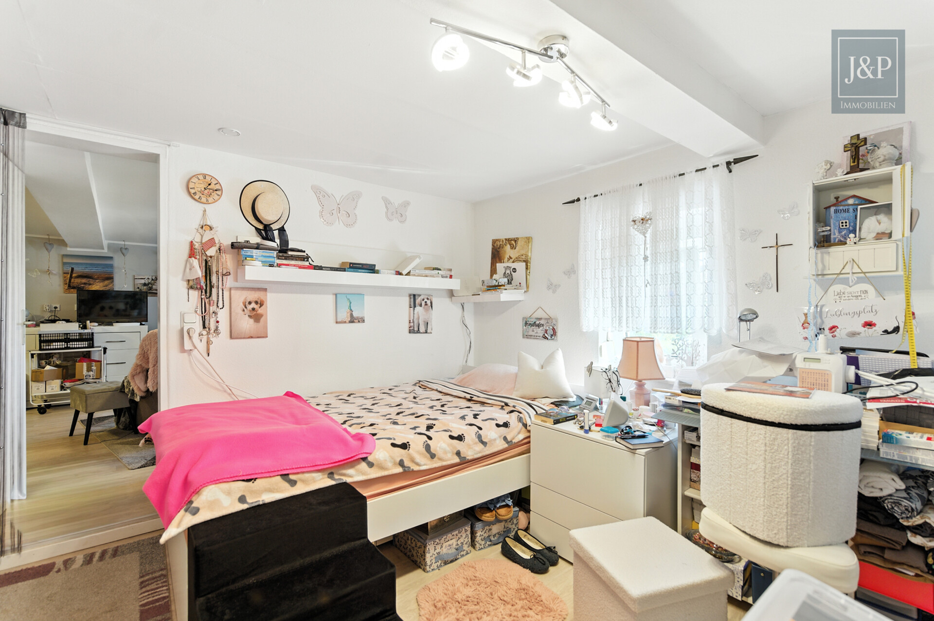 Vielseitiges Wohn- und Geschäftshaus in zentraler Lage von Oberursel! - Schlafzimmer 2-Zimmer-Wohnung OG