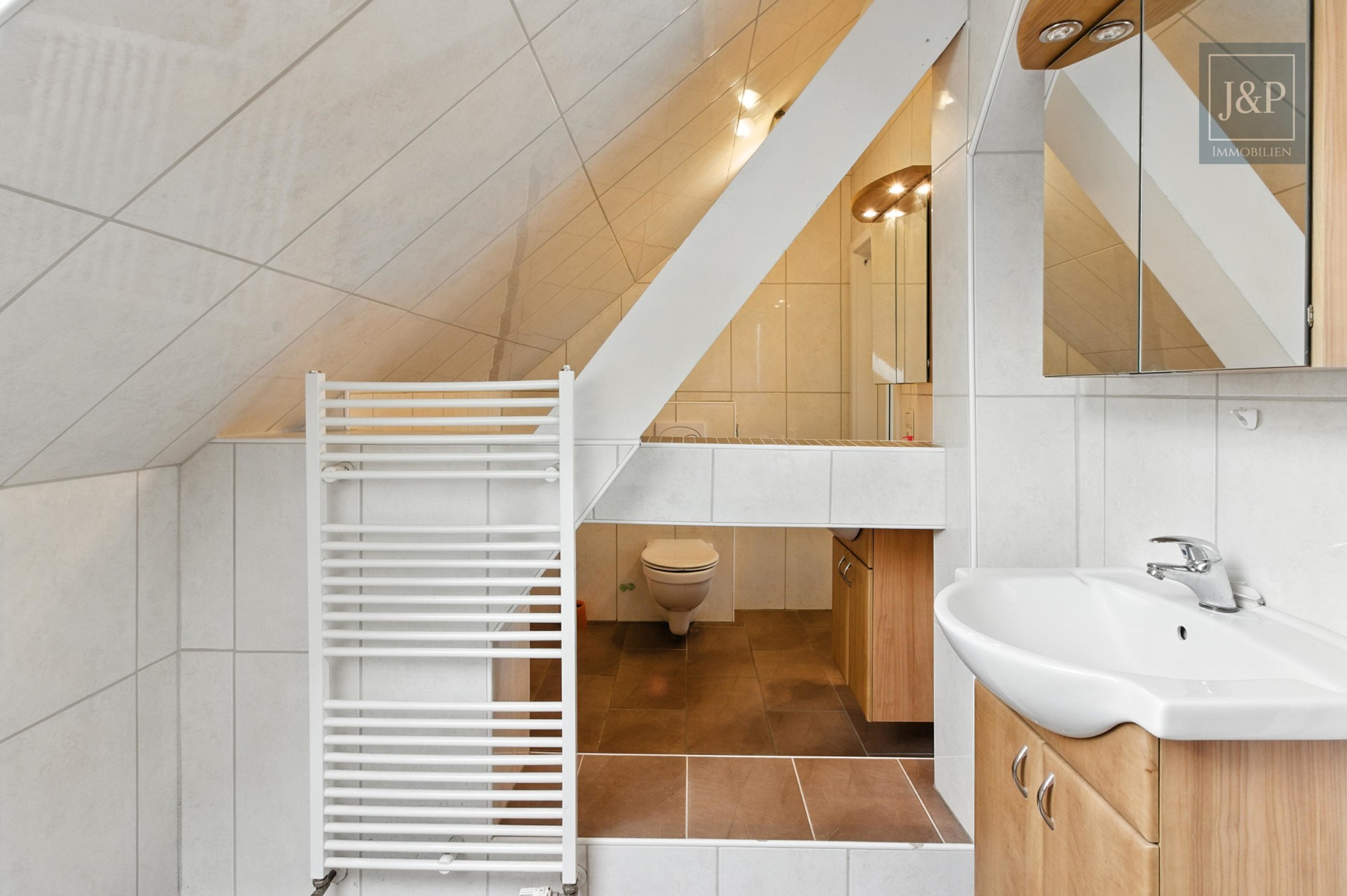 Historisches Bauernhaus mit Einliegerwohnungen, Scheune und großem Grundstück - Badezimmer DG