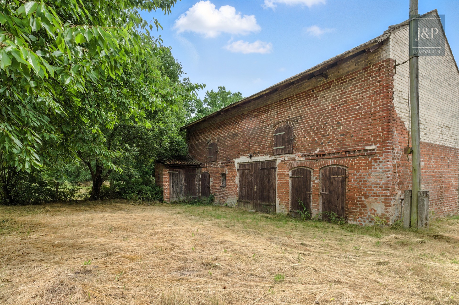 Historisches Bauernhaus mit Einliegerwohnungen, Scheune und großem Grundstück - Nebengelass