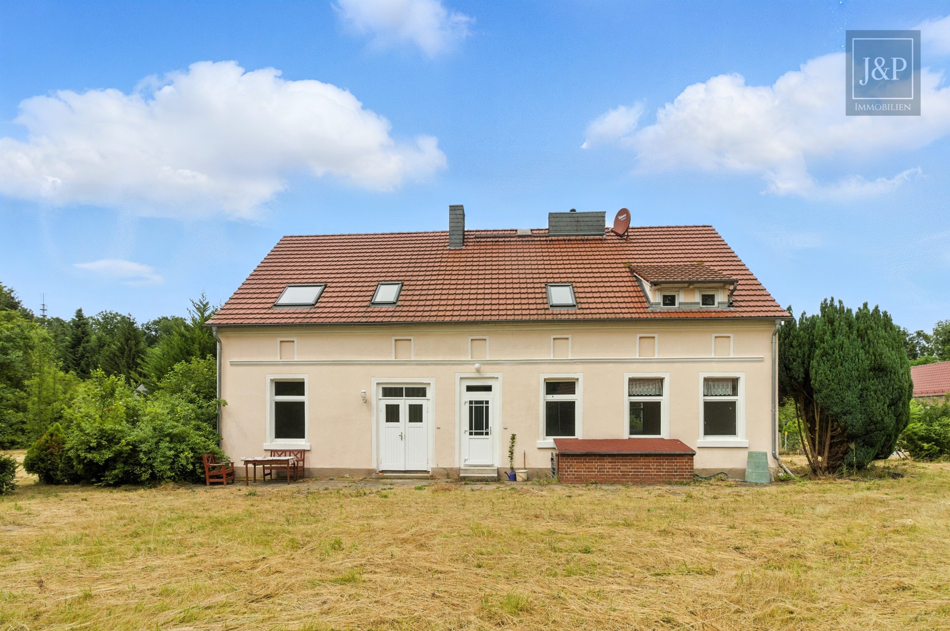 Historisches Bauernhaus mit Einliegerwohnungen, Scheune und großem Grundstück - Außenansicht