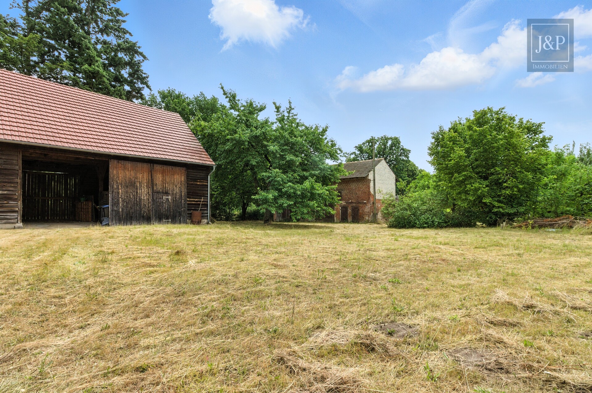 Historisches Bauernhaus mit Einliegerwohnungen, Scheune und großem Grundstück - Grundstück