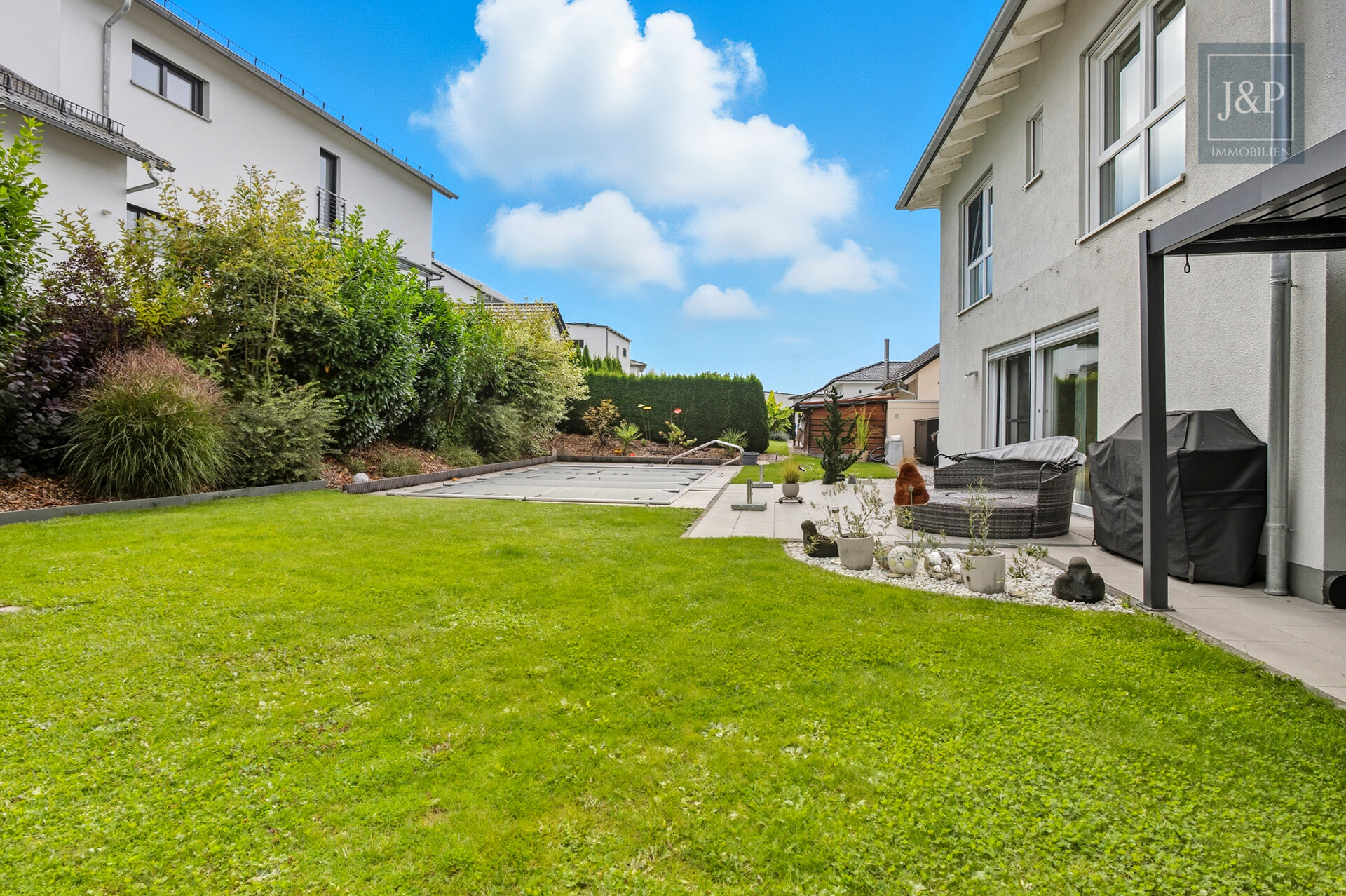 Traumhaus im Grünen: Pool, Garten und nachhaltige Energielösungen! - Garten