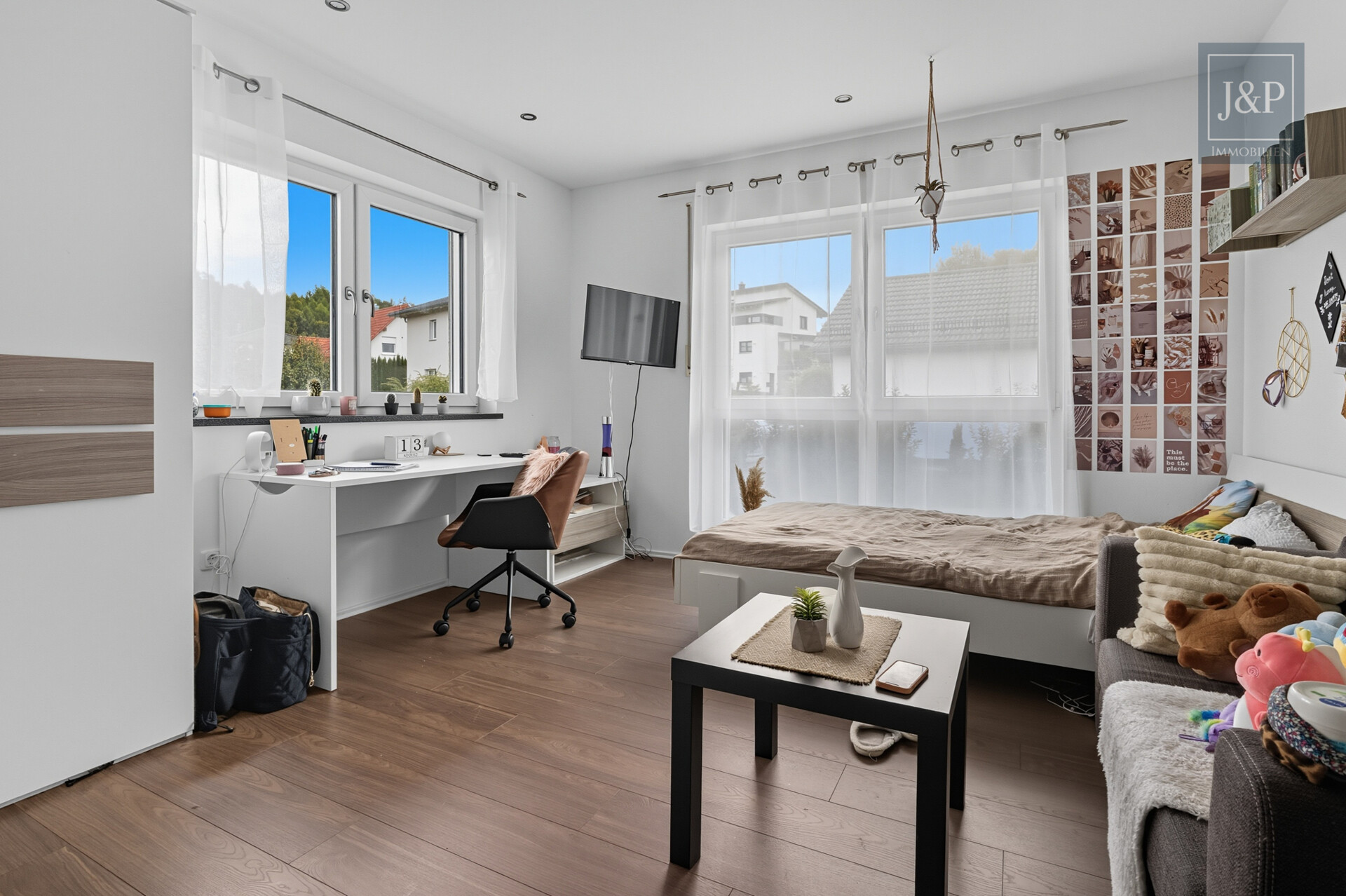 Traumhaus im Grünen: Pool, Garten und nachhaltige Energielösungen! - Schlafzimmer 1