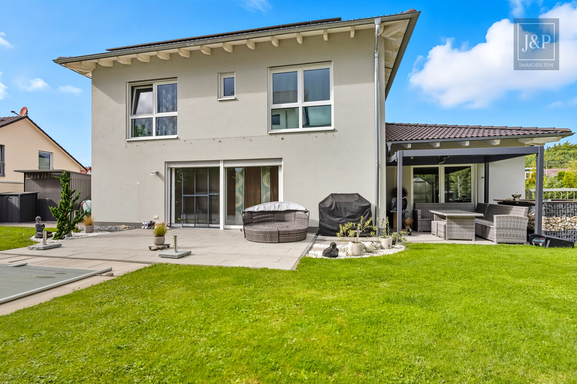 Traumhaus im Grünen: Pool, Garten und nachhaltige Energielösungen! - Außenansicht