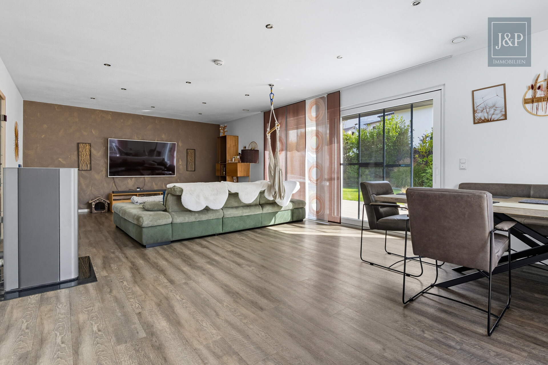 Traumhaus im Grünen: Pool, Garten und nachhaltige Energielösungen! - Wohnzimmer
