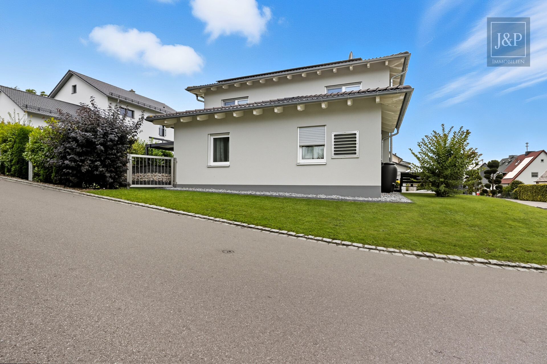 Traumhaus im Grünen: Pool, Garten und nachhaltige Energielösungen! - Außenansicht