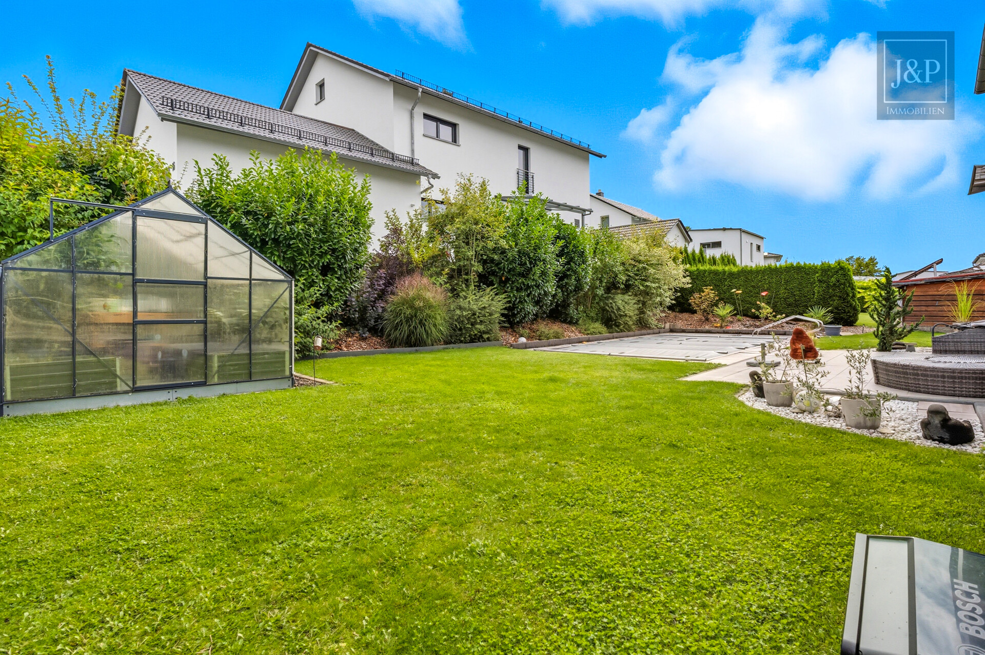 Traumhaus im Grünen: Pool, Garten und nachhaltige Energielösungen! - Garten