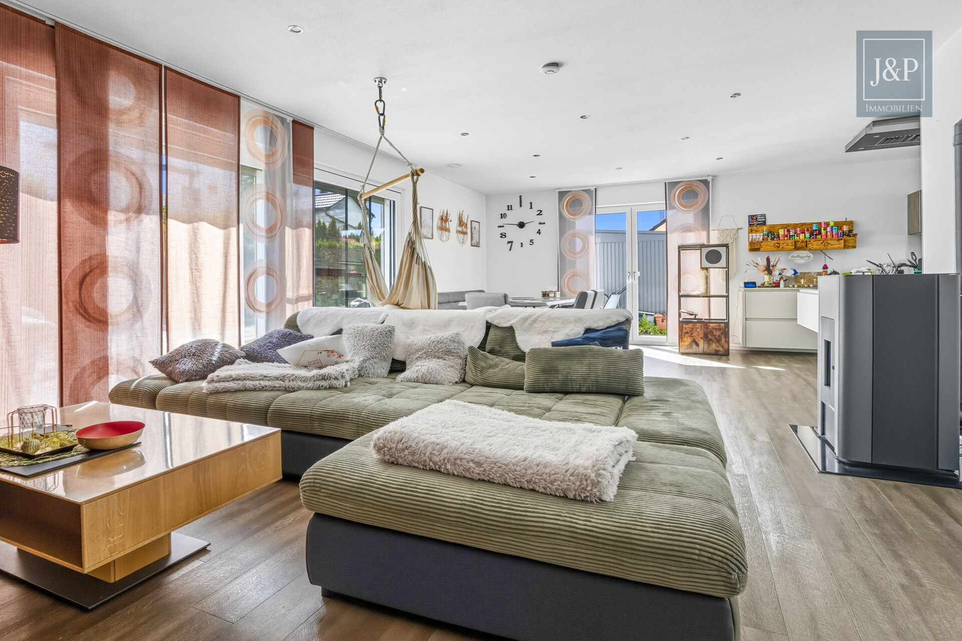 Traumhaus im Grünen: Pool, Garten und nachhaltige Energielösungen! - Wohnzimmer