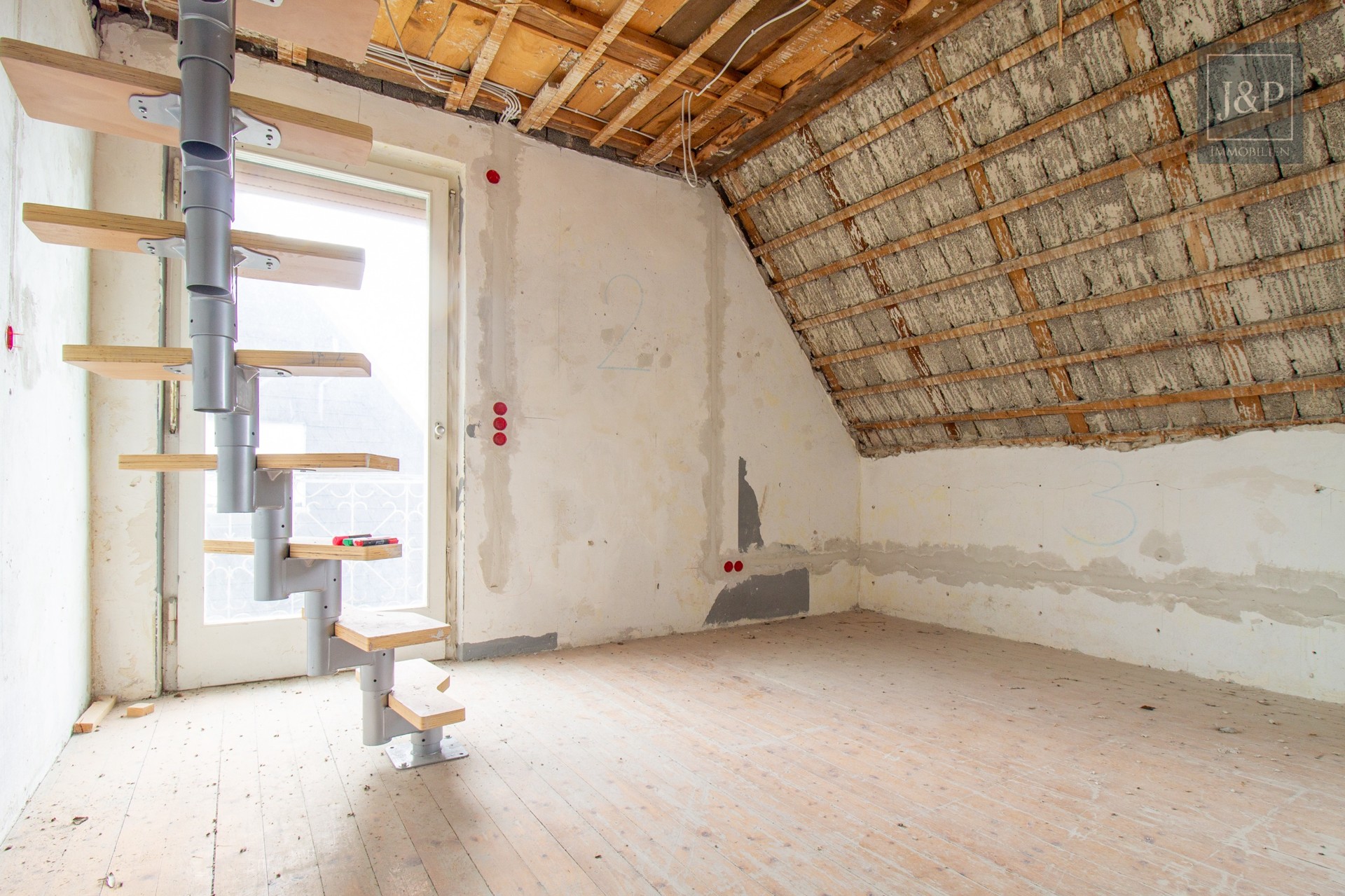 Charmantes Mehrfamilienhaus mit großem Gestaltungspotential in idyllischer Lage - Schlafzimmer 1 (OG)
