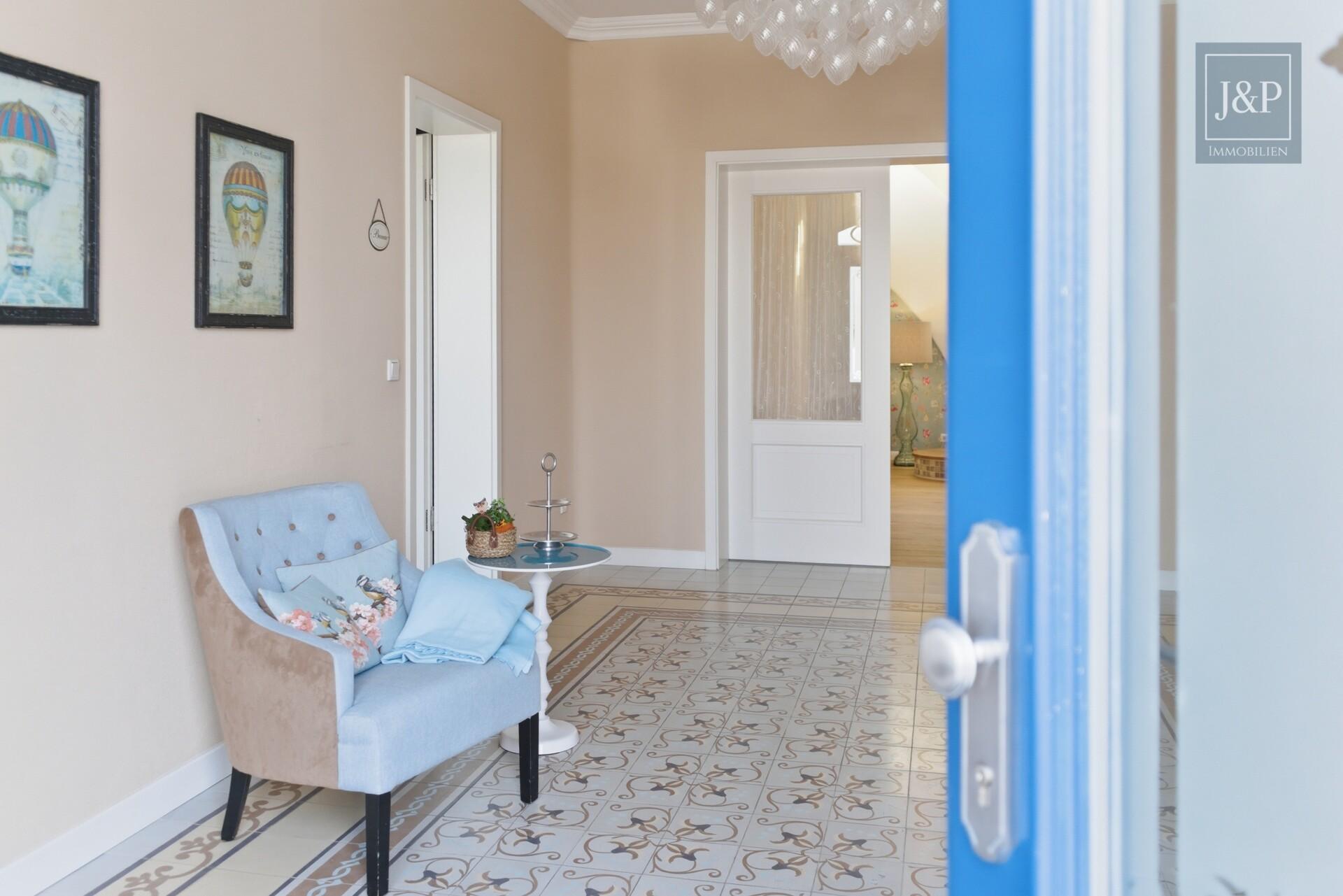 Einzigartiges Wohnkonzept nach Feng Shui – KfW-40 Anwesen inkl. Büro / ELW in Feldrandlage - Eingangsbereich Detail