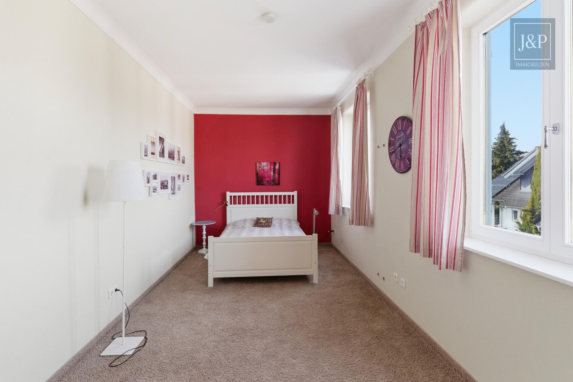 Einzigartiges Wohnkonzept nach Feng Shui – KfW-40 Anwesen inkl. Büro / ELW in Feldrandlage - Zimmer 1 OG