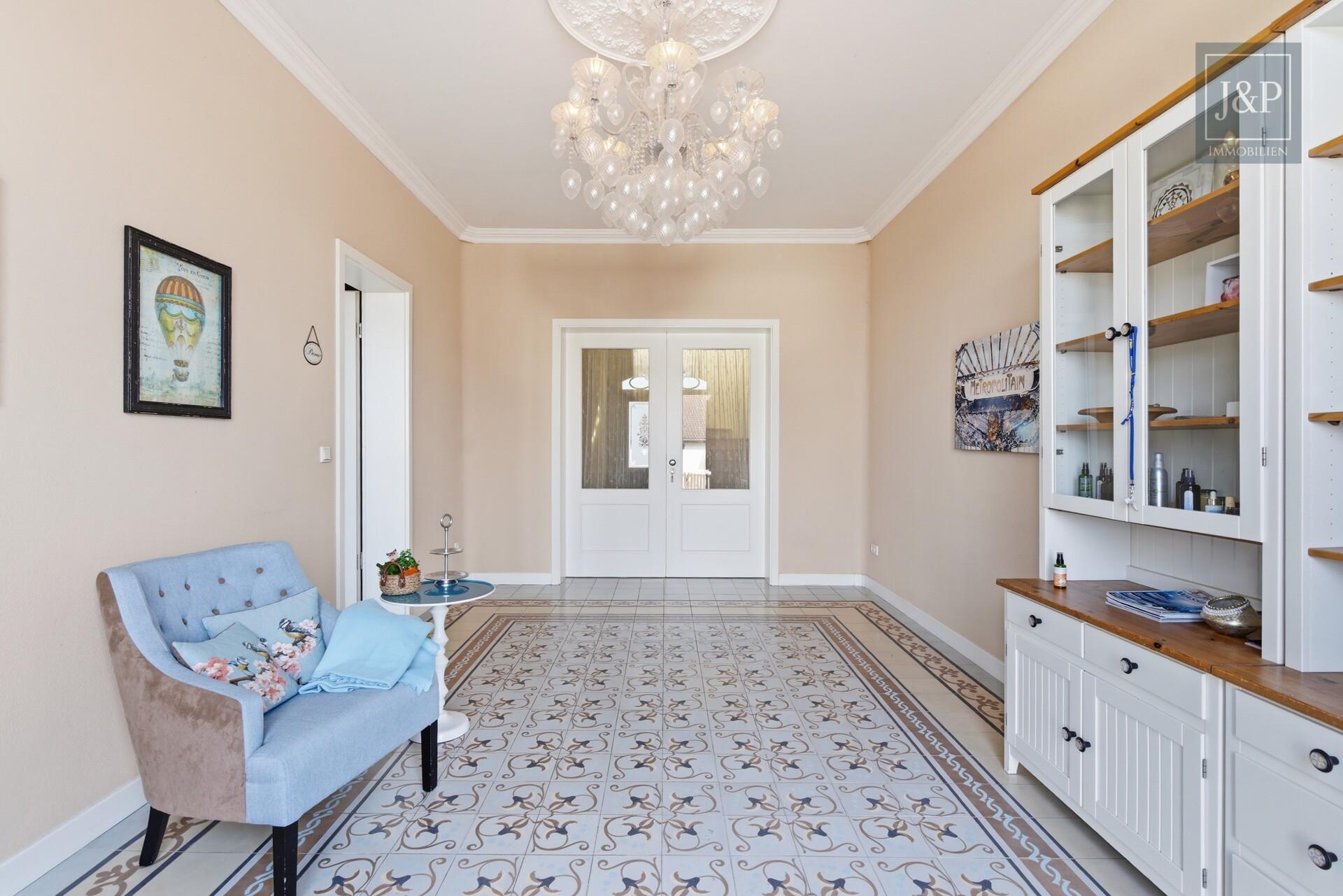 Einzigartiges Wohnkonzept nach Feng Shui – KfW-40 Anwesen inkl. Büro / ELW in Feldrandlage - Eingangsbereich