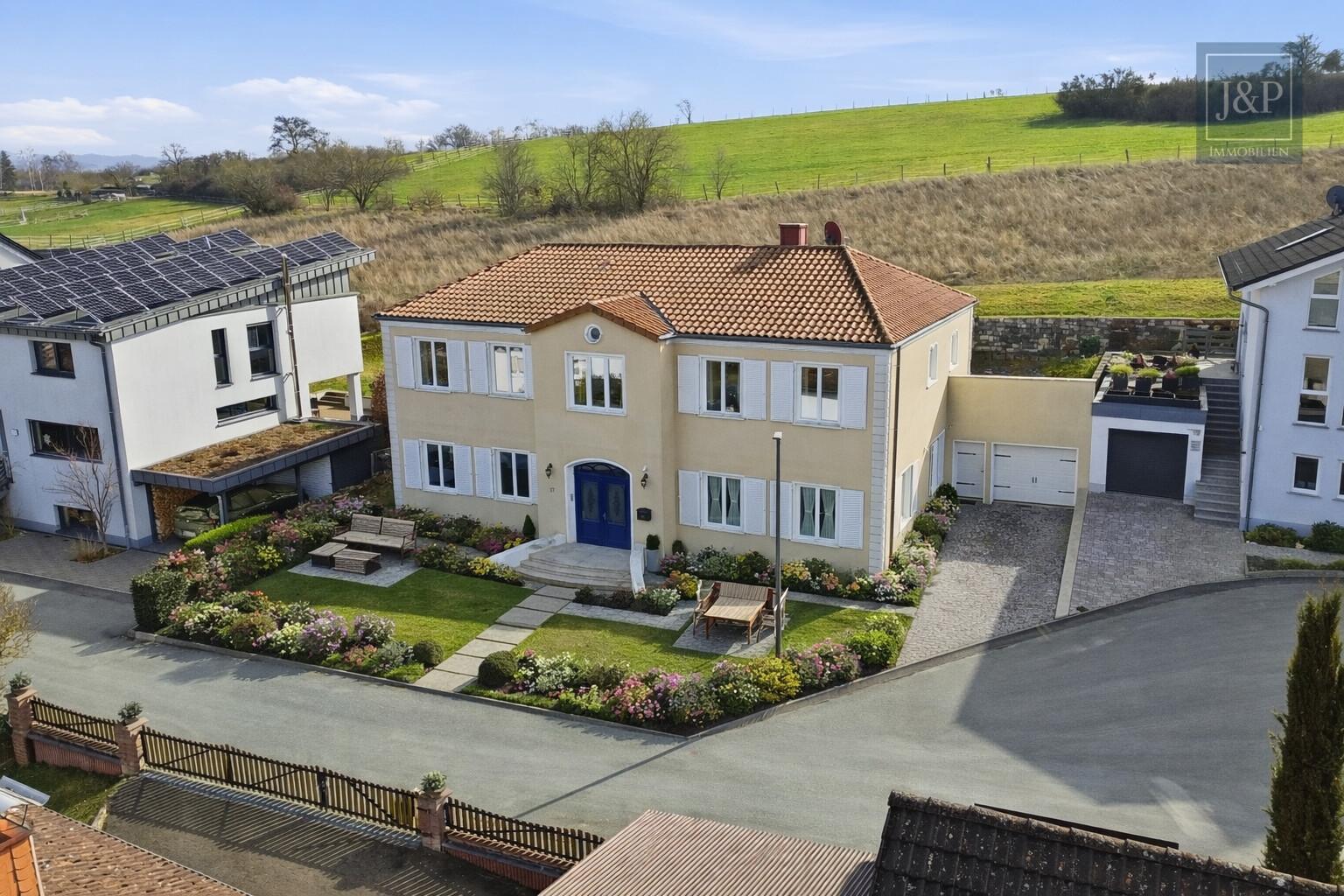 Einzigartiges Wohnkonzept nach Feng Shui – KfW-40 Anwesen inkl. Büro / ELW in Feldrandlage - Aussenansicht KI Überarbeitet