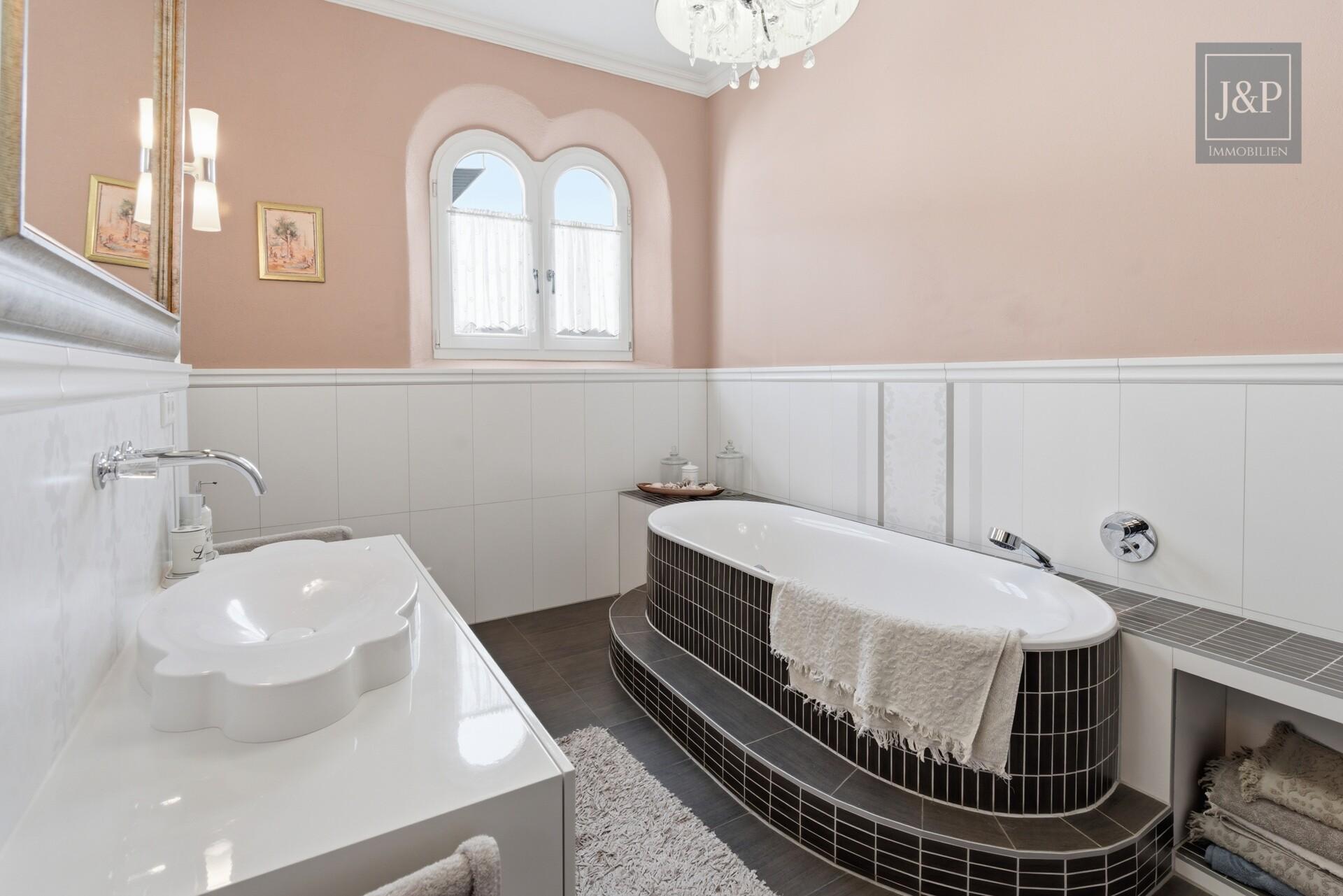 Einzigartiges Wohnkonzept nach Feng Shui – KfW-40 Anwesen inkl. Büro / ELW in Feldrandlage - Hauptbadezimmer