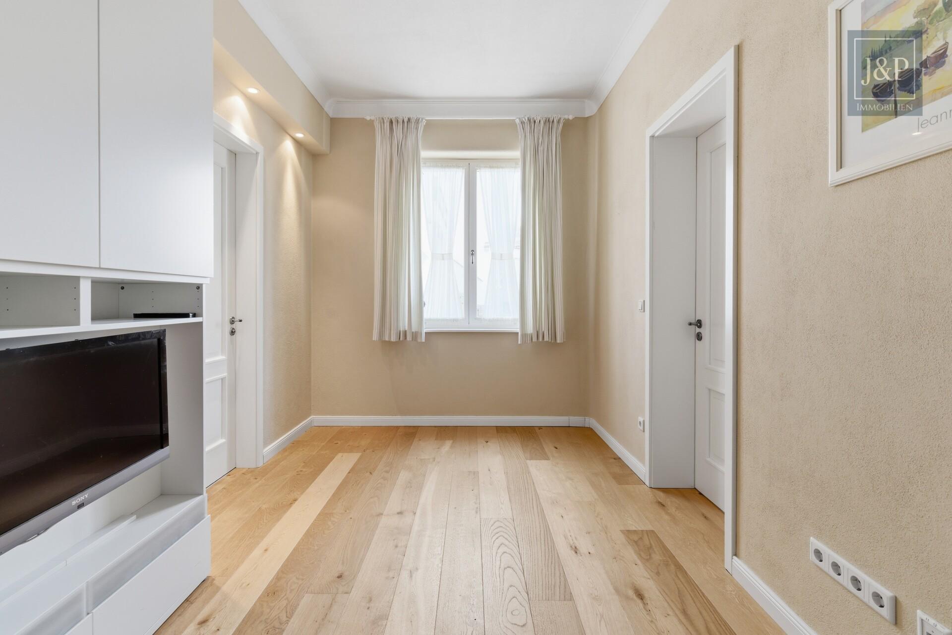 Einzigartiges Wohnkonzept nach Feng Shui – KfW-40 Anwesen inkl. Büro / ELW in Feldrandlage - Durchgangszimmer EG