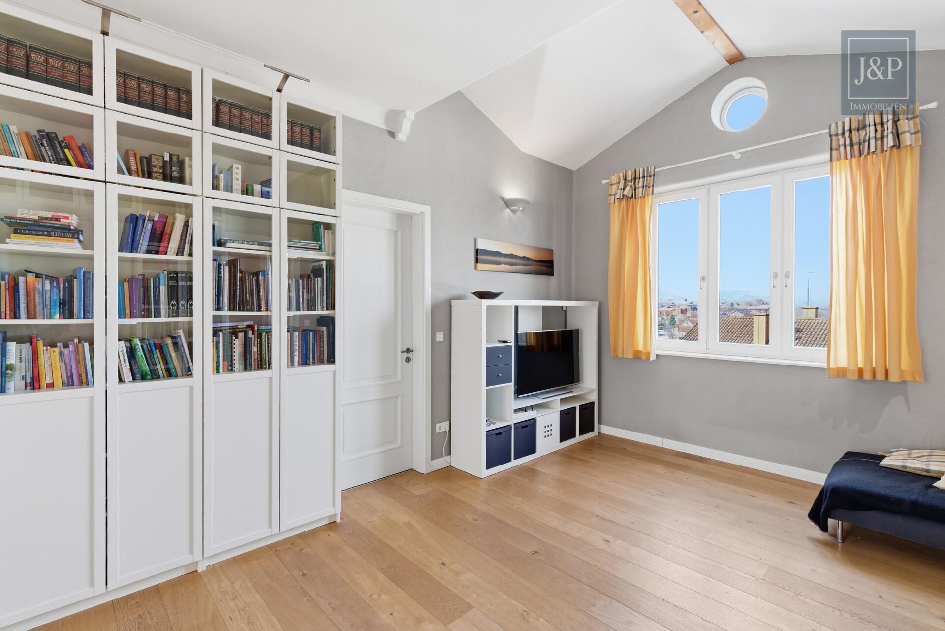 Einzigartiges Wohnkonzept nach Feng Shui – KfW-40 Anwesen inkl. Büro / ELW in Feldrandlage - Durchgangszimmer OG