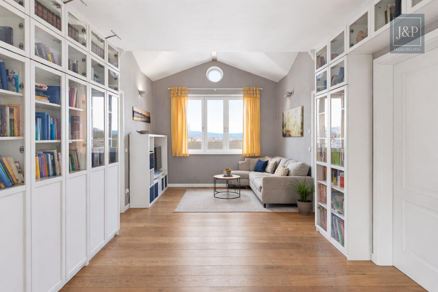 Einzigartiges Wohnkonzept nach Feng Shui – KfW-40 Anwesen inkl. Büro / ELW in Feldrandlage - Durchgangszimmer OG